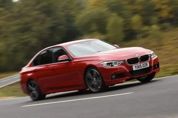 Бензиновото BMW Series 3 е по-малко вероятно да се повреди от дизеловата версия на модела. Най-проблемното място на модела е електрониката. Само 13% от бензиновите автомобили са имали повреда в сравнение с 16% от дизеловите. Най-честата област на повреда е електричеството, включително проблеми с климатика, а има и някои съобщения за проблеми с двигателя.
Рейтинг на надеждност: 93,3%